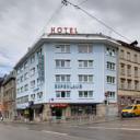 The Hotel Espenlaub is located in Stuttgart city centre, just a 6-minute walk from the Neues Schloss Castle. It offers quiet rooms, free Wi-Fi in the hotel lobby and a daily breakfast buffet.