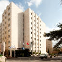 Located on a quiet residential street in Jerusalems Talbieh neighbourhood, the Prima Royale Hotel is well-positioned for exploring the citys old quarter, historical sites and commercial area.