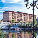 Located in downtown Providence, this hotel is across from the Rhode Island Convention Center and the WaterPlace Park. It offers an indoor pool, a fitness center and an outdoor patio.