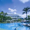With panoramic views of the South China Sea, the smoke-free Shangri-La's Rasa Sentosa Resort & Spa offers a modern tropical holiday experience along Siloso Beach.
