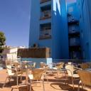 Parrots Sitges Hotel is set just 100 metres from the beach, in the centre of the popular resort of Sitges. This hetero-friendly hotel offers a terrace and free Wi-Fi.