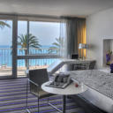This Mercure Hotel is located in Nice on the Promenade des Anglais. This sea front hotel is just 750 metres from Old Nice and offers soundproofed accommodation with free Wi-Fi.