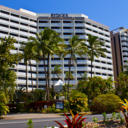Overlooking the Coral Sea, Rydges Esplanade offers rooms with a private balcony and city, mountain or ocean views. It features 3 swimming pools, a children's pool, 2 tennis courts and an award-winning restaurant.