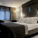 This quite new hotel is located very close to the popular bars in Reguliersdwarsstraat and Amstel
