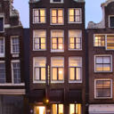 Amstelzicht is a 3-star hotel set in a townhouse dating from 1659 in the historic heart of Amsterdam, overlooking the river Amstel.